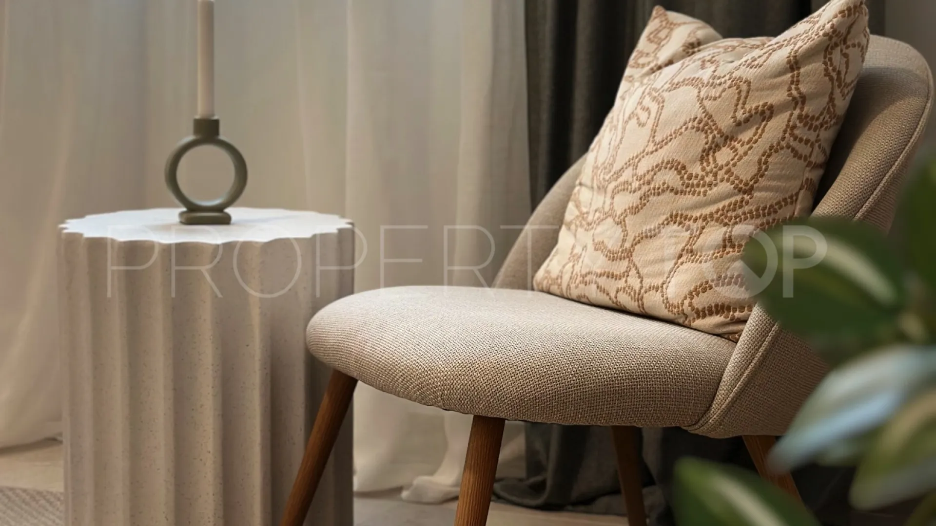 Comprar apartamento planta baja de 2 dormitorios en Estepona Puerto