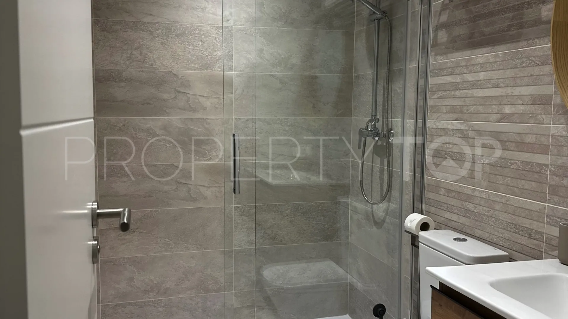 Comprar apartamento planta baja de 2 dormitorios en Estepona Puerto