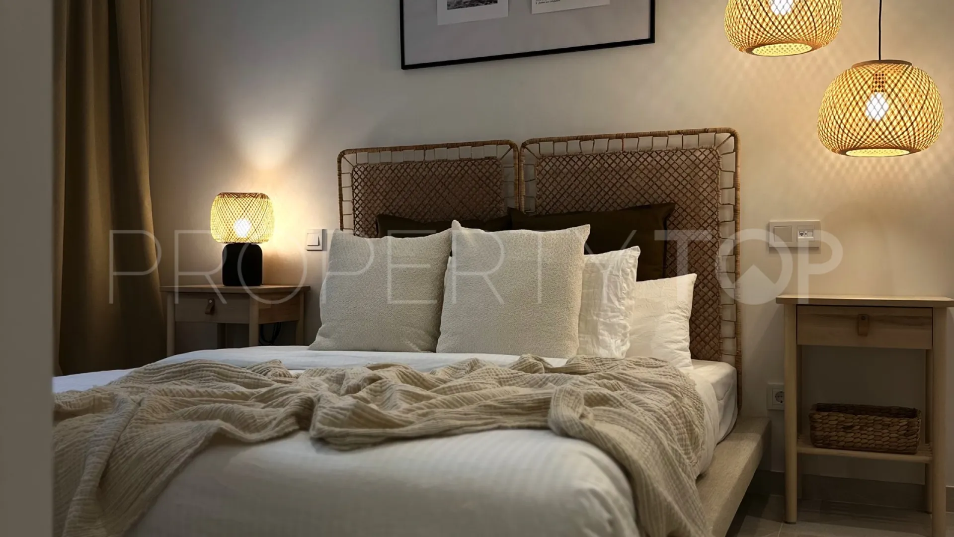 Comprar apartamento planta baja de 2 dormitorios en Estepona Puerto