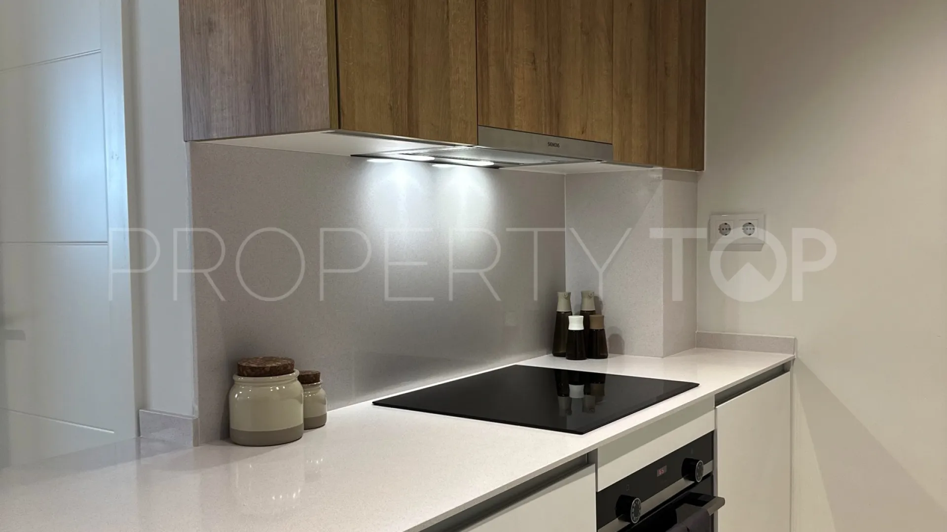 Comprar apartamento planta baja de 2 dormitorios en Estepona Puerto
