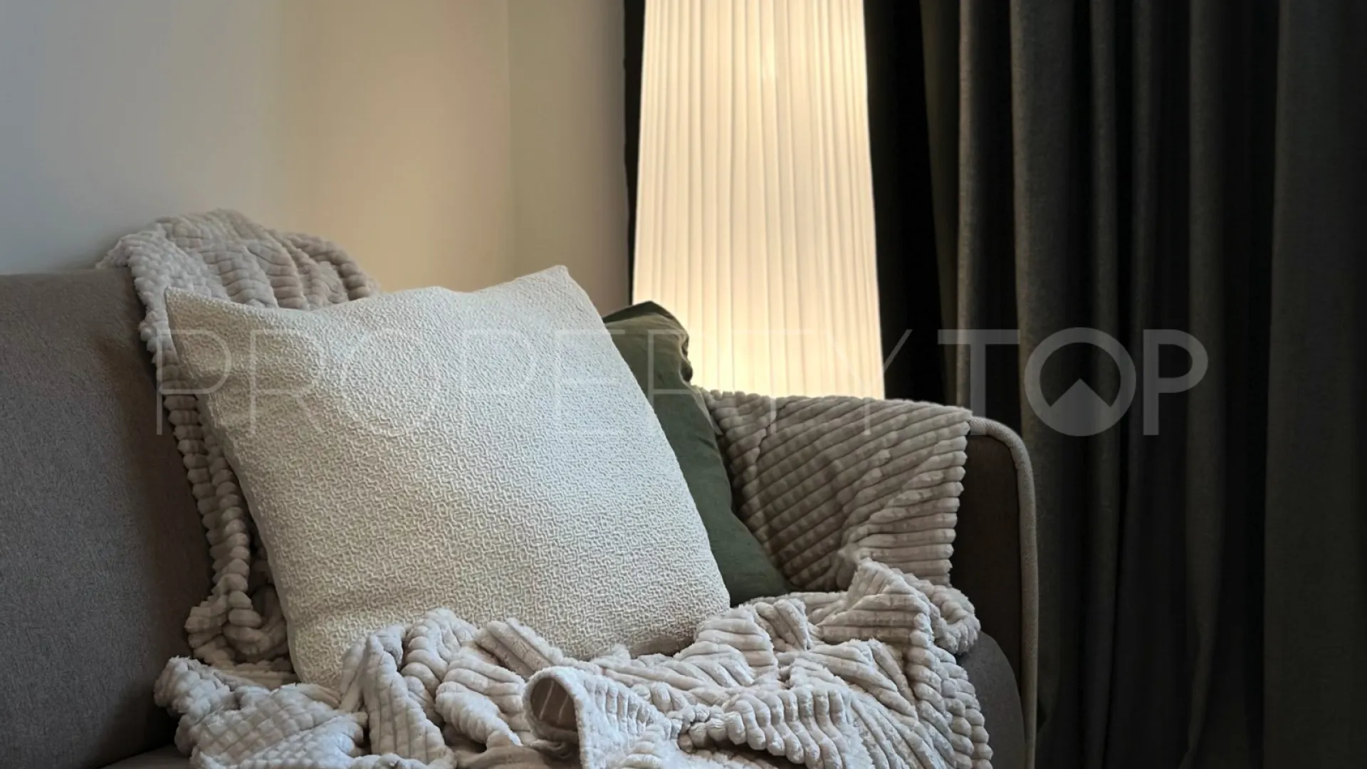 Comprar apartamento planta baja de 2 dormitorios en Estepona Puerto