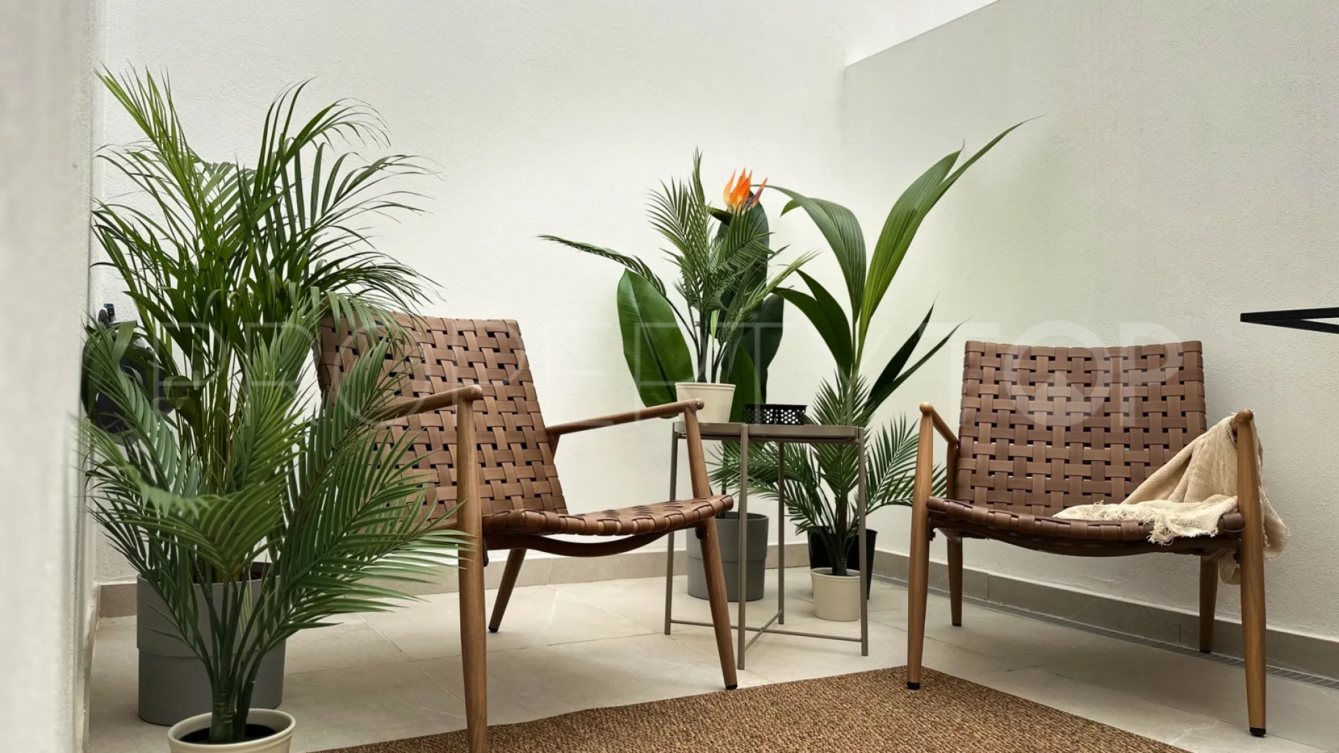 Comprar apartamento planta baja de 2 dormitorios en Estepona Puerto