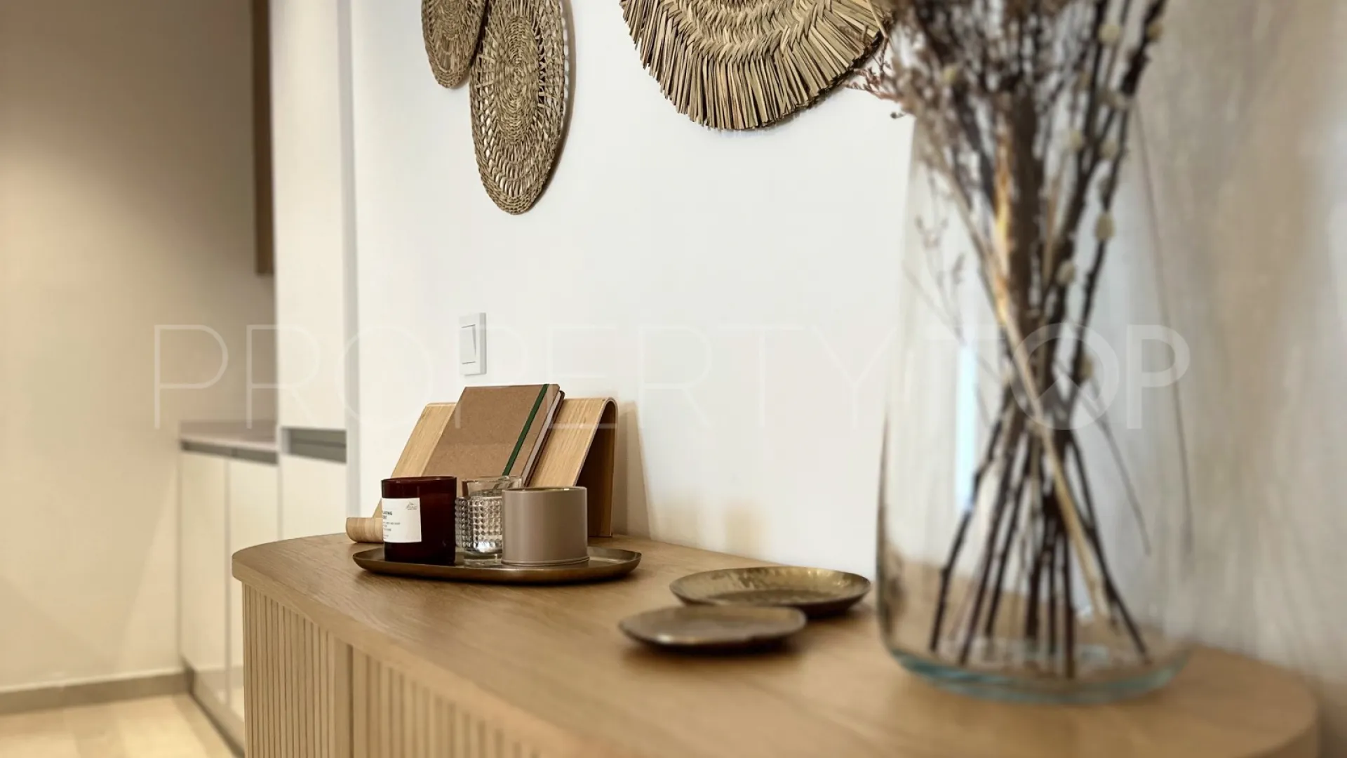Comprar apartamento planta baja de 2 dormitorios en Estepona Puerto