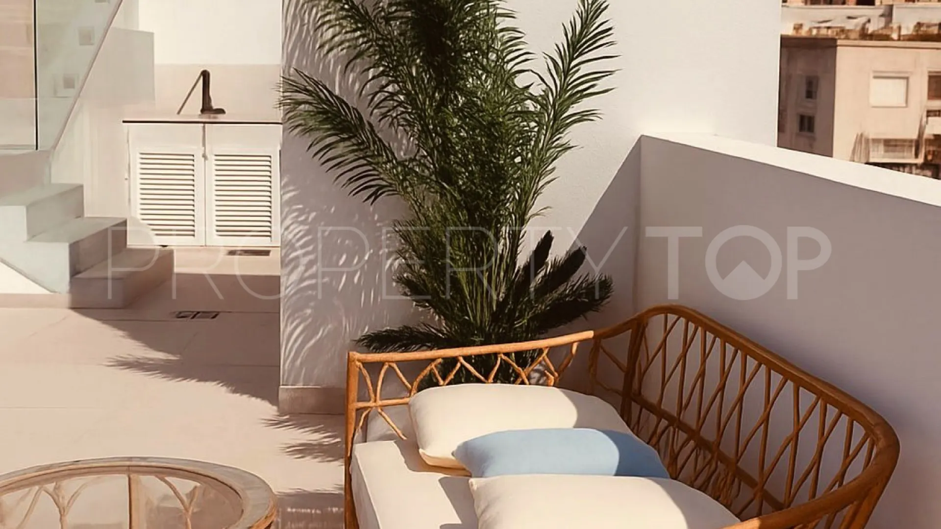 Comprar apartamento planta baja de 2 dormitorios en Estepona Puerto
