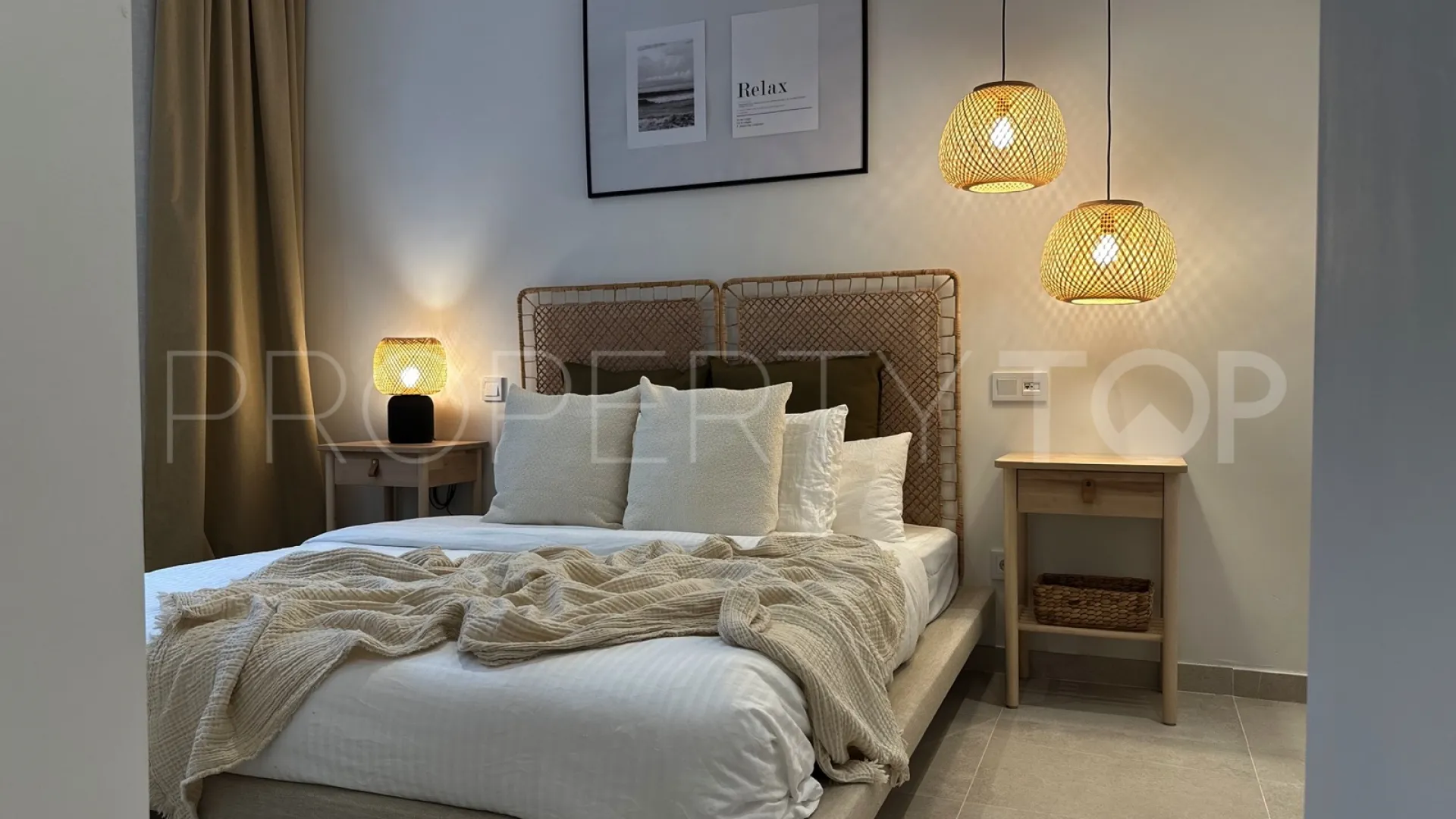 Comprar apartamento planta baja de 2 dormitorios en Estepona Puerto