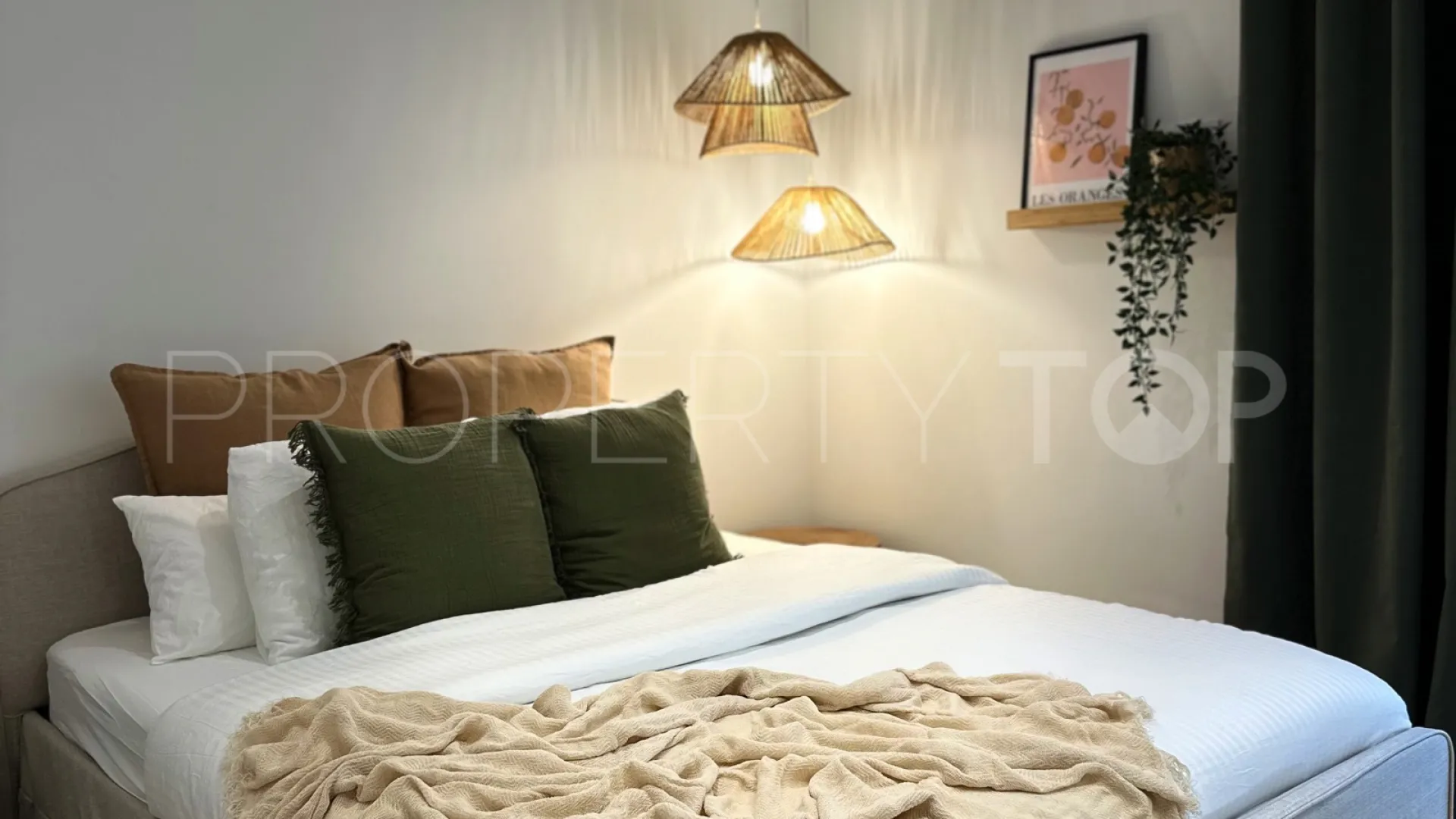 Comprar apartamento planta baja de 2 dormitorios en Estepona Puerto