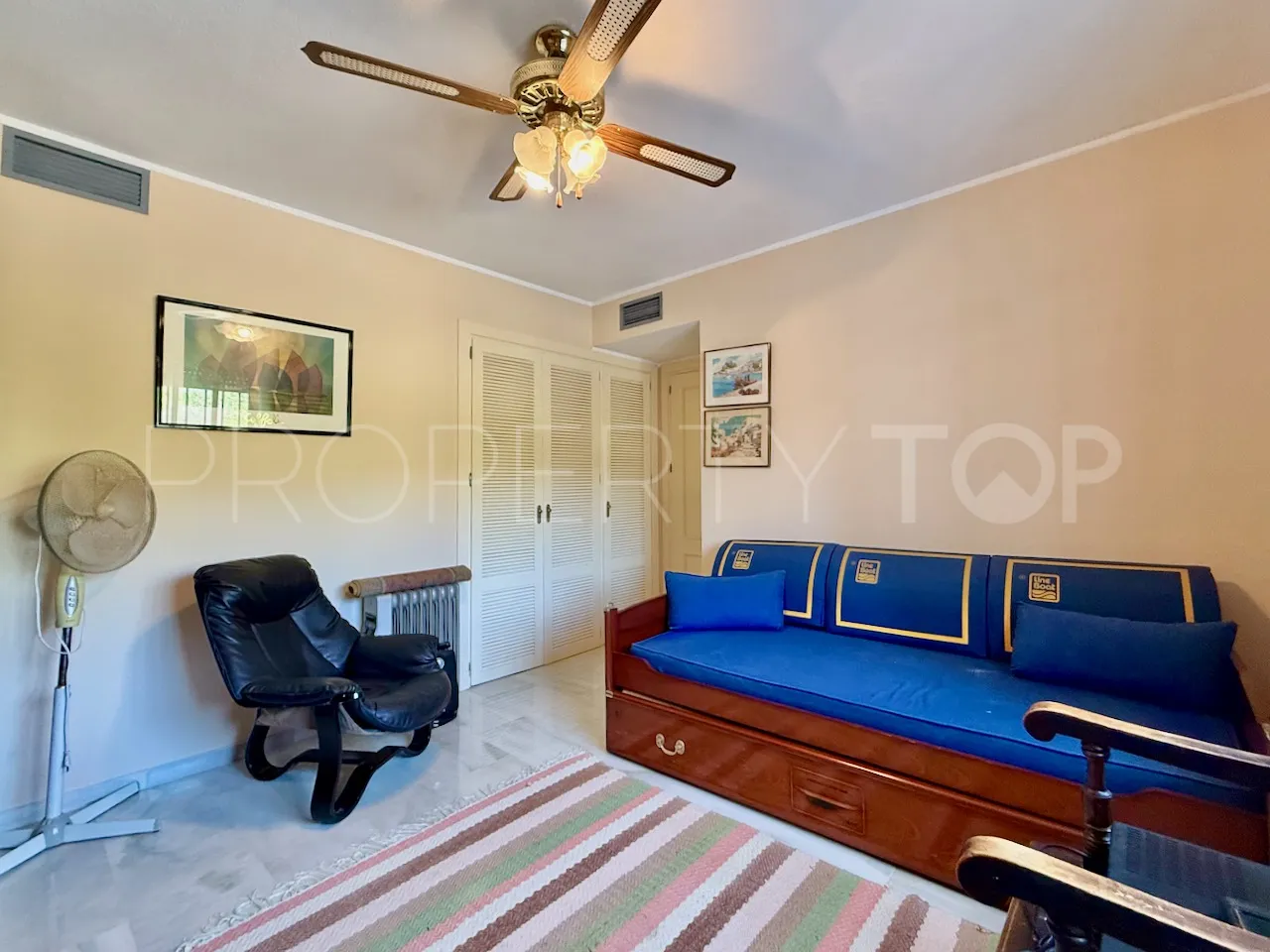 For sale La Duquesa semi detached villa with 4 bedrooms