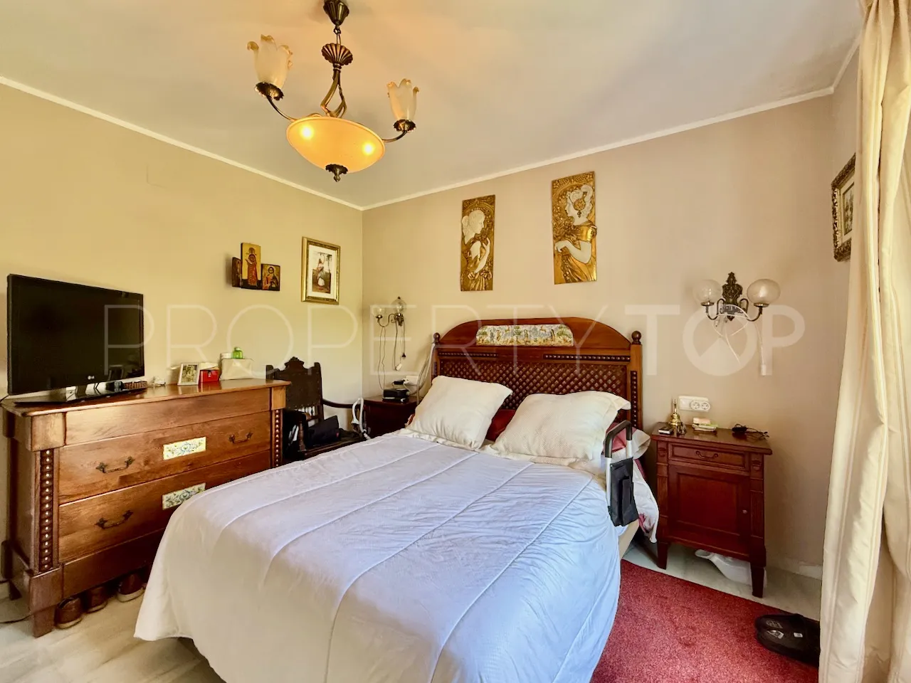 For sale La Duquesa semi detached villa with 4 bedrooms
