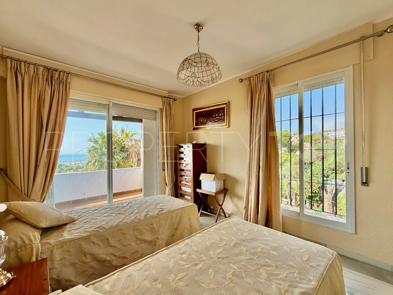 For sale La Duquesa semi detached villa with 4 bedrooms