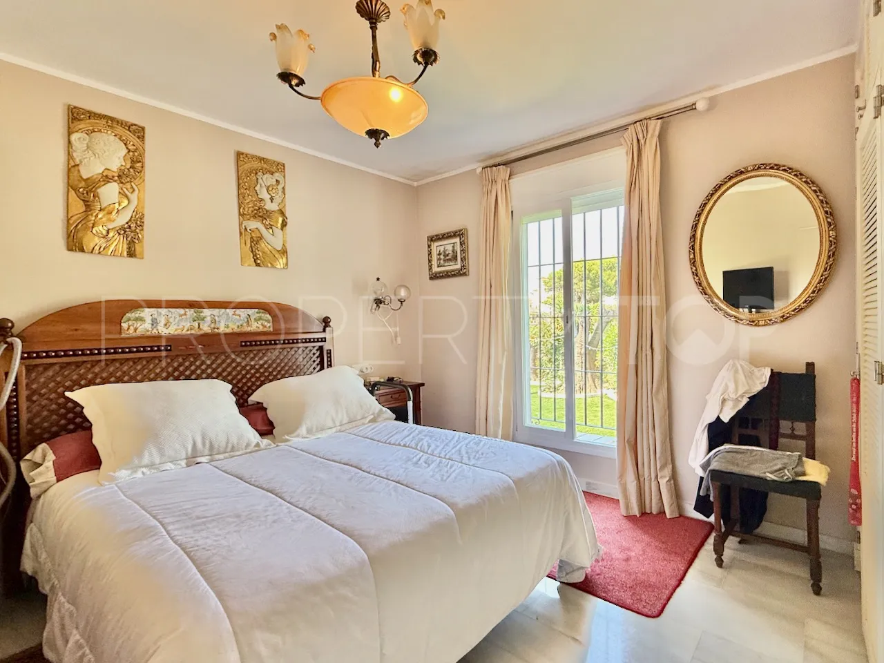 For sale La Duquesa semi detached villa with 4 bedrooms