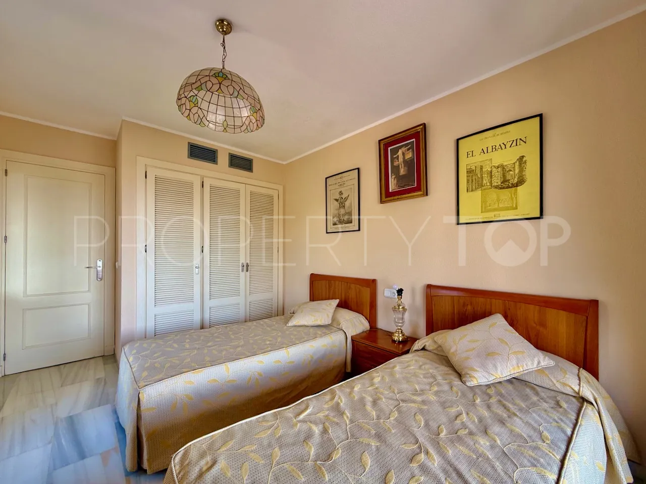 For sale La Duquesa semi detached villa with 4 bedrooms