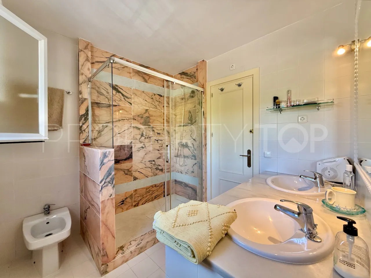 For sale La Duquesa semi detached villa with 4 bedrooms