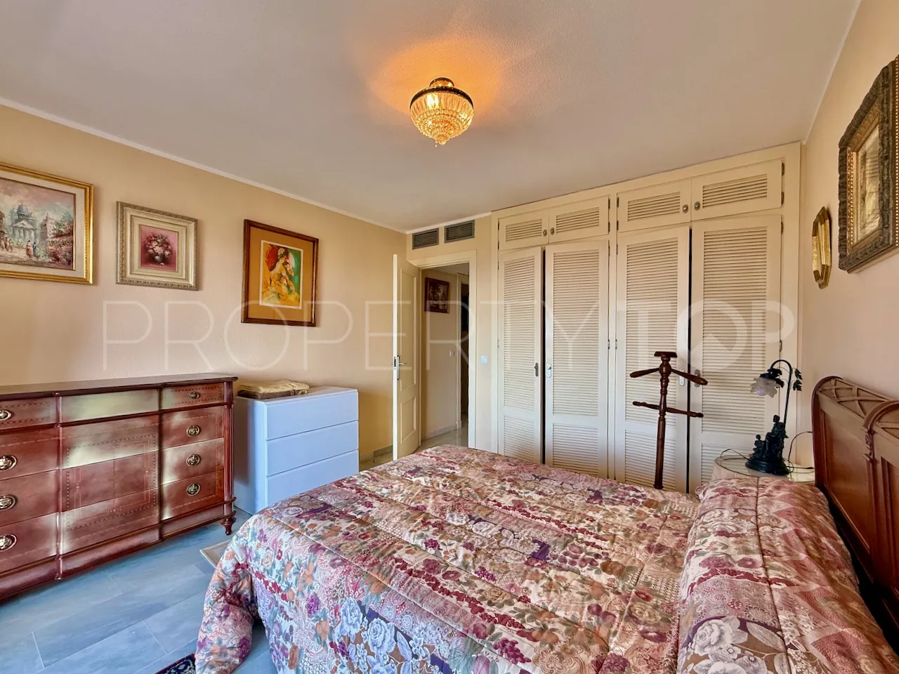 For sale La Duquesa semi detached villa with 4 bedrooms
