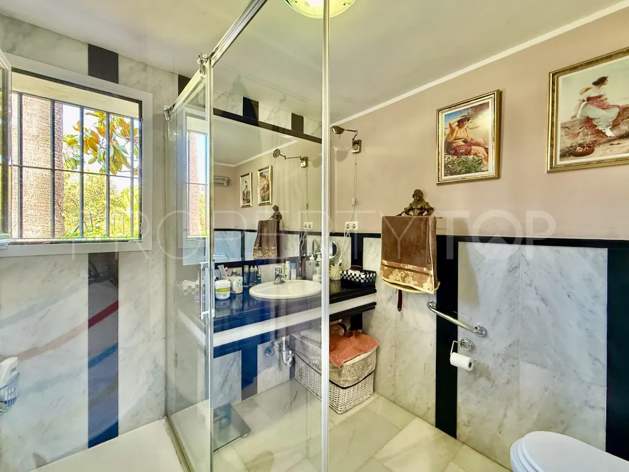 For sale La Duquesa semi detached villa with 4 bedrooms
