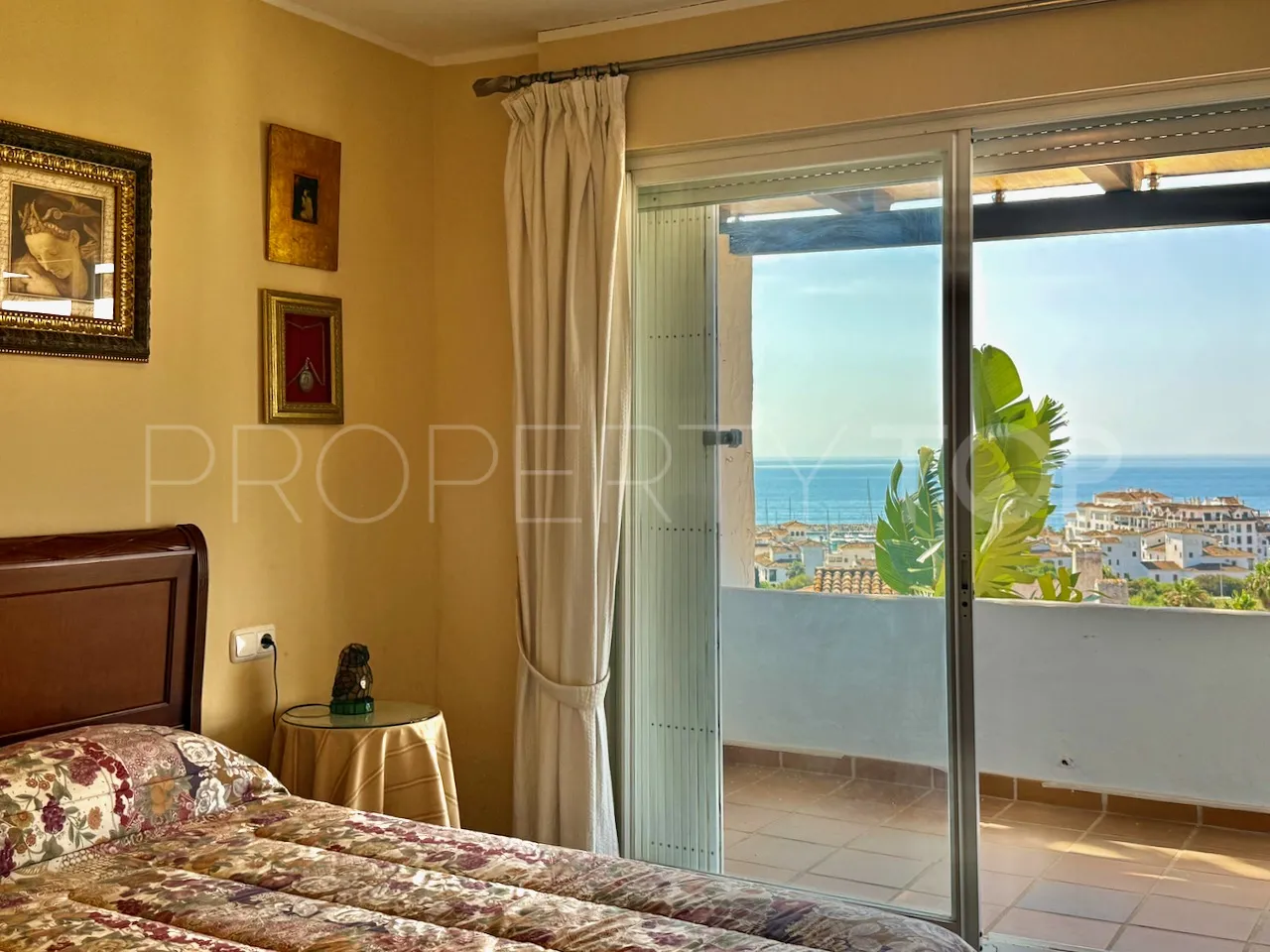 For sale La Duquesa semi detached villa with 4 bedrooms