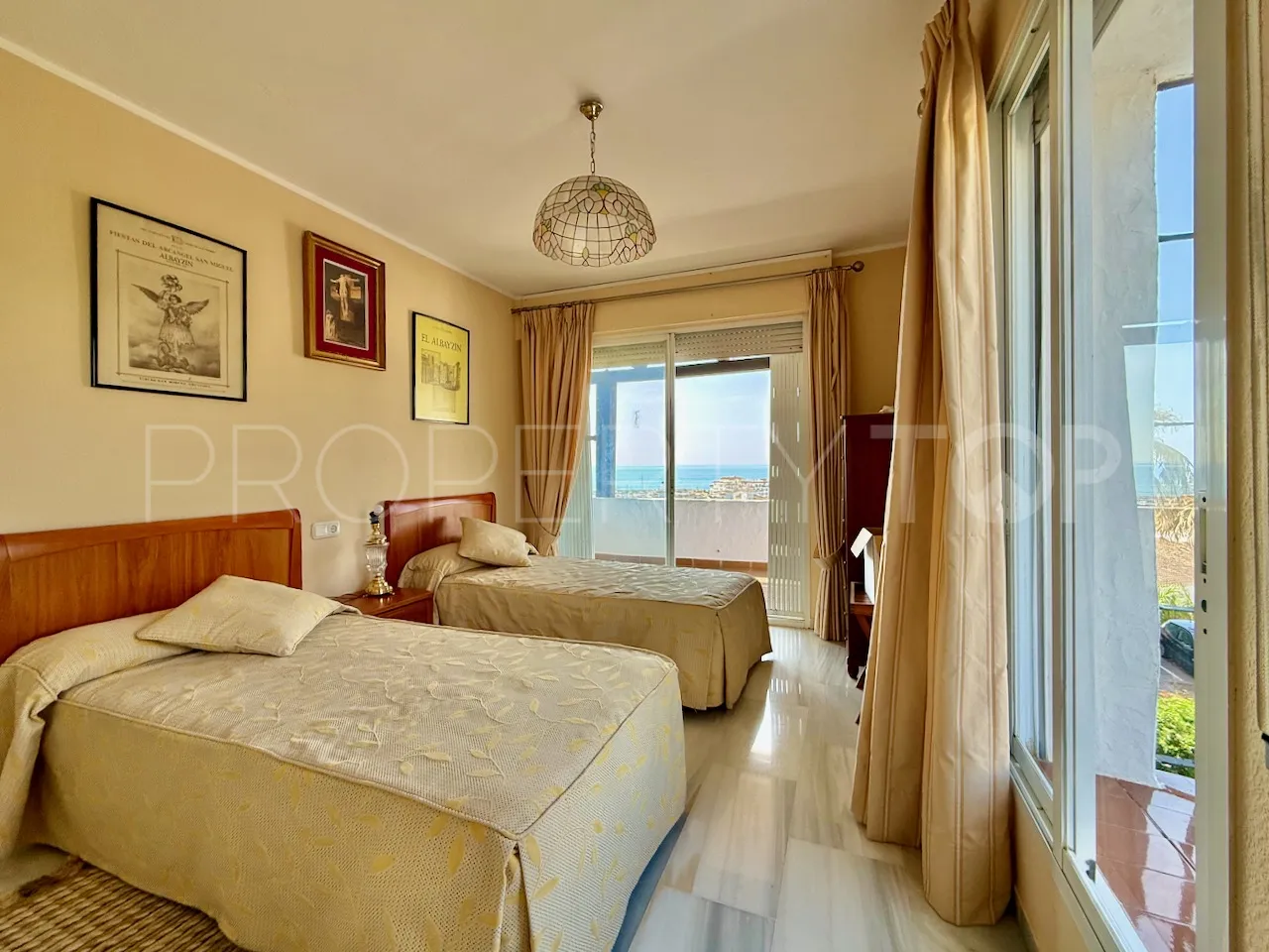 For sale La Duquesa semi detached villa with 4 bedrooms