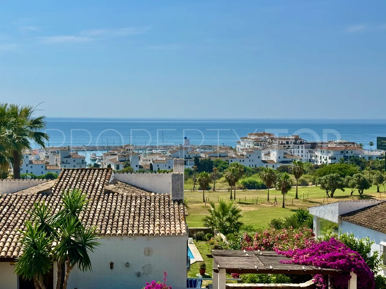 For sale La Duquesa semi detached villa with 4 bedrooms