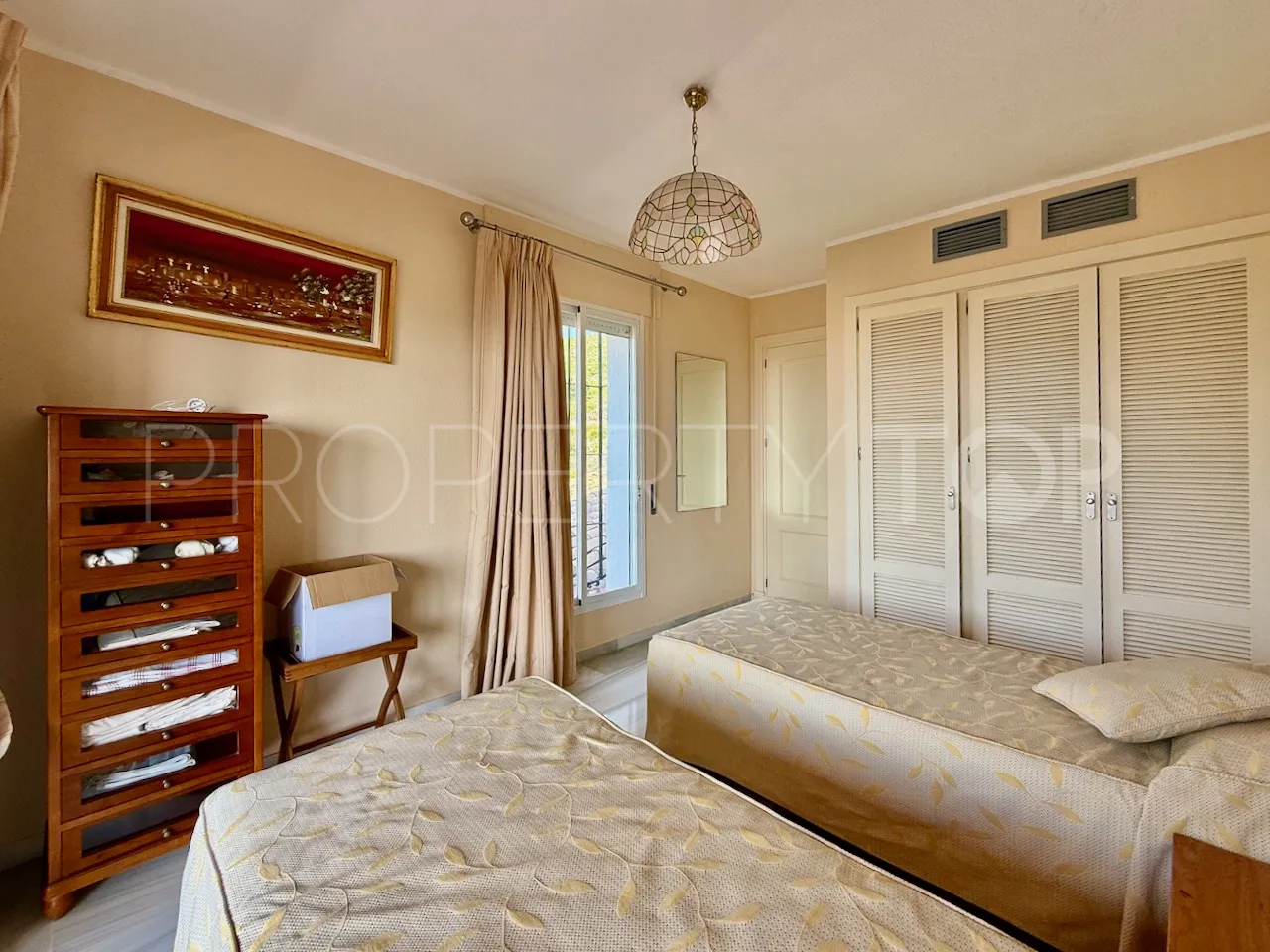 For sale La Duquesa semi detached villa with 4 bedrooms