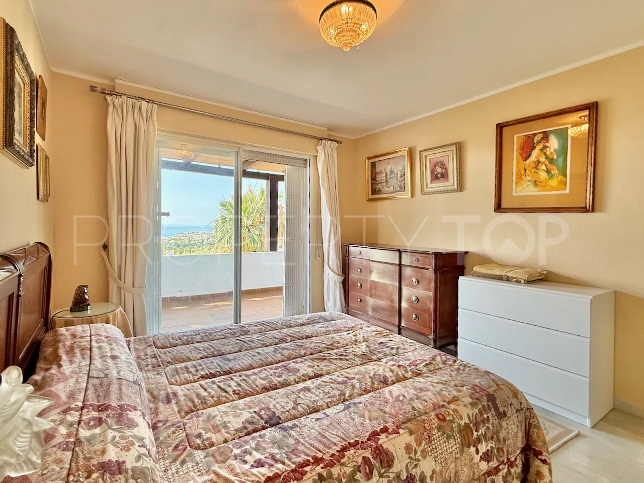 For sale La Duquesa semi detached villa with 4 bedrooms