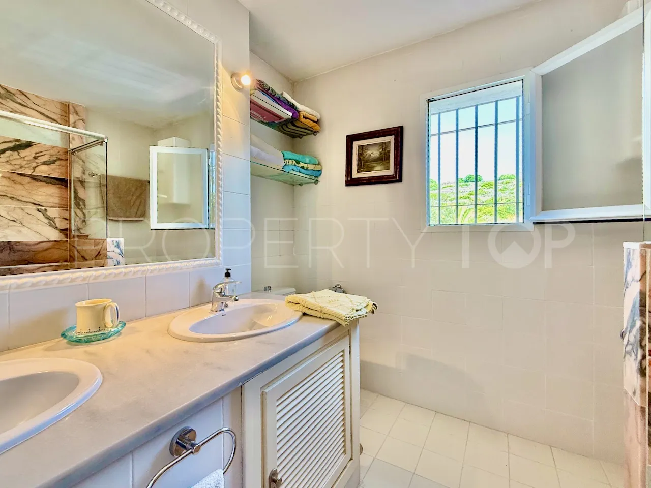 For sale La Duquesa semi detached villa with 4 bedrooms