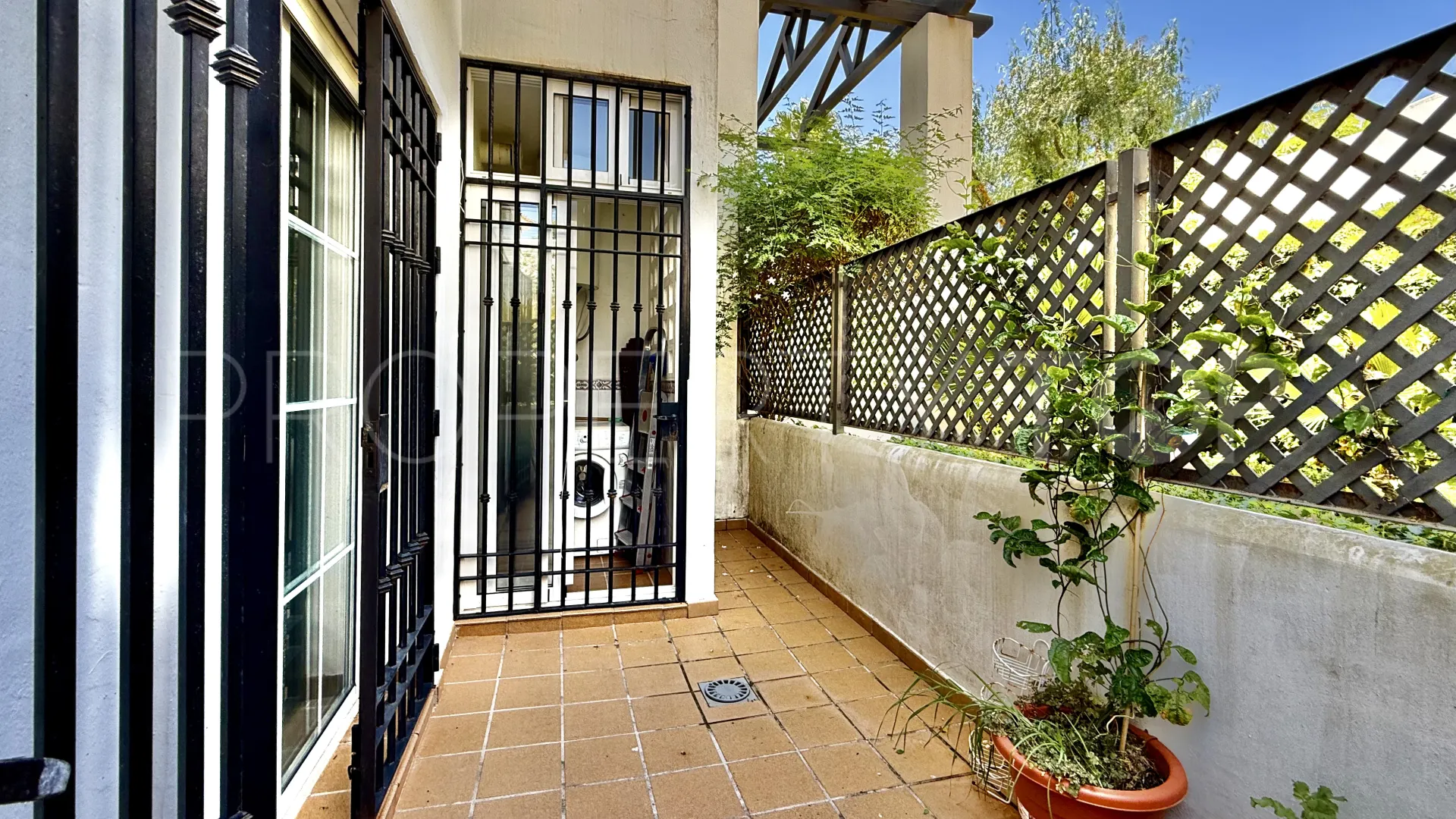 Apartamento de 2 dormitorios en venta en Sabinillas