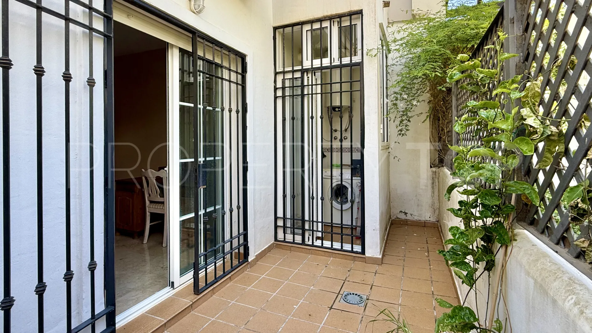 Apartamento de 2 dormitorios en venta en Sabinillas