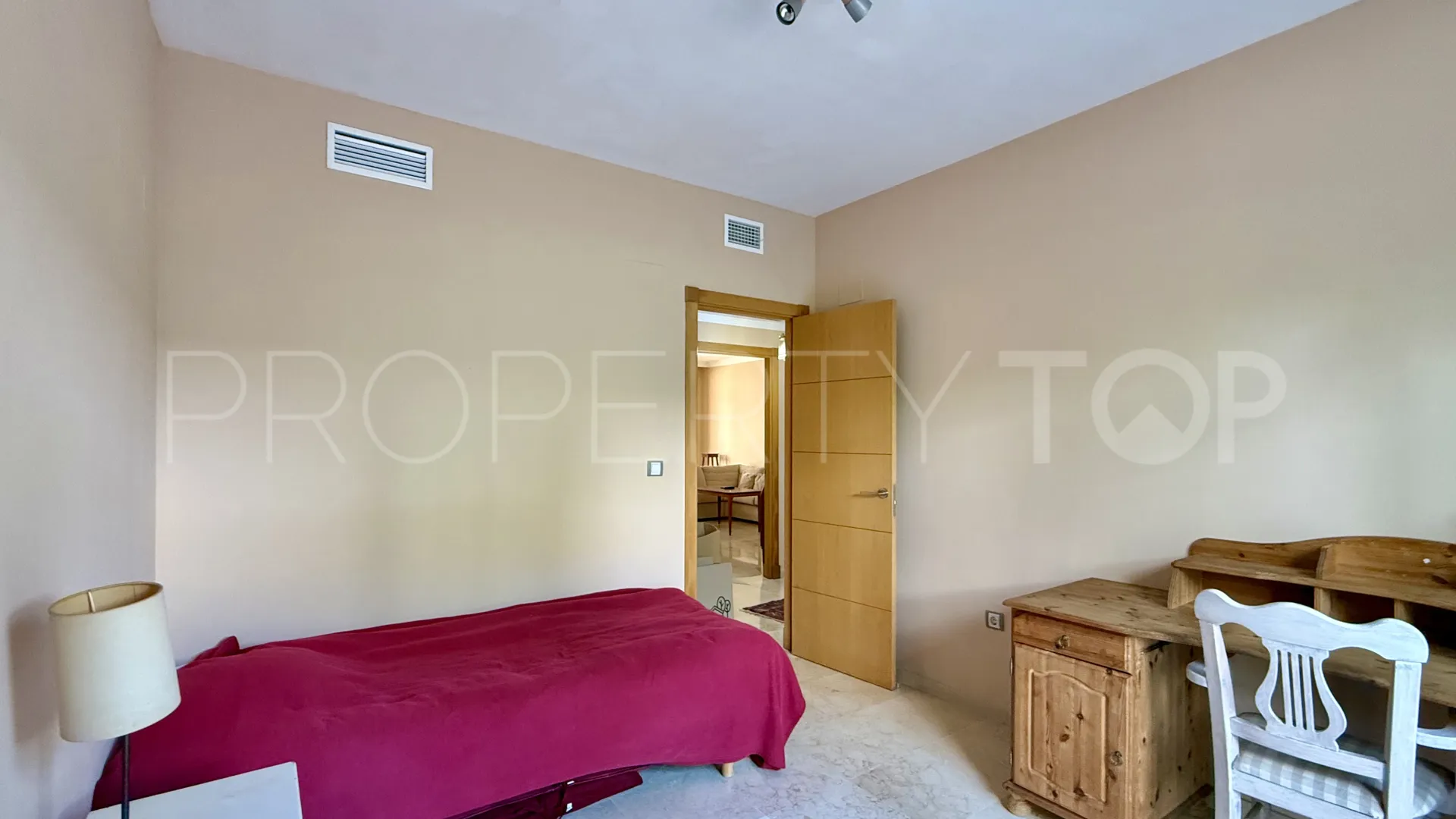 Apartamento de 2 dormitorios en venta en Sabinillas