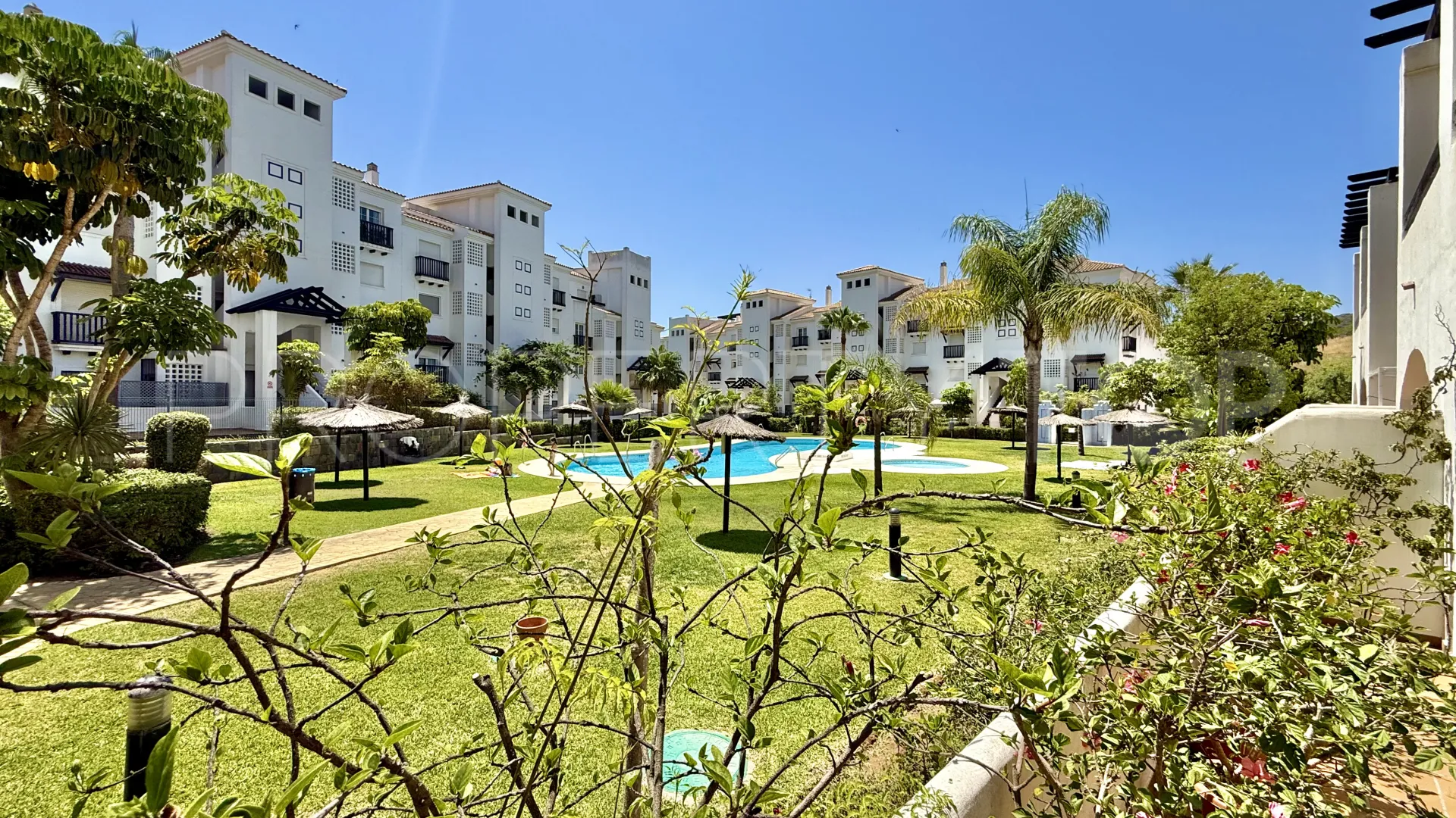 Apartamento de 2 dormitorios en venta en Sabinillas