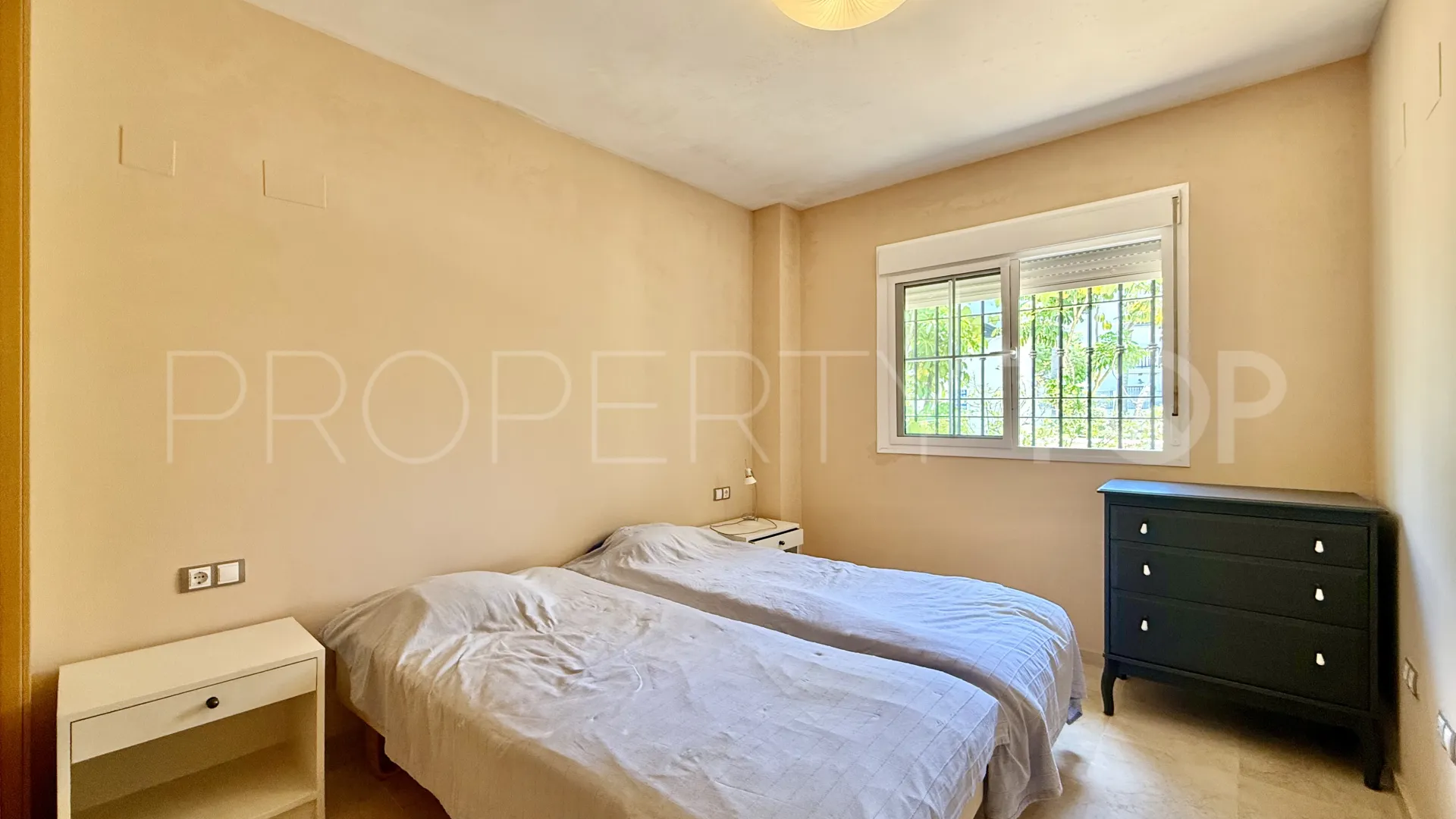 Apartamento de 2 dormitorios en venta en Sabinillas