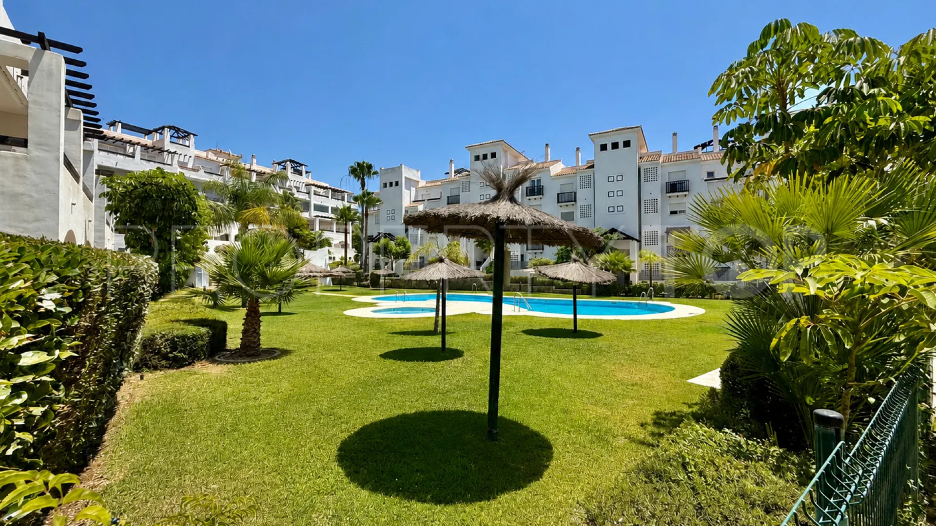 Apartamento de 2 dormitorios en venta en Sabinillas