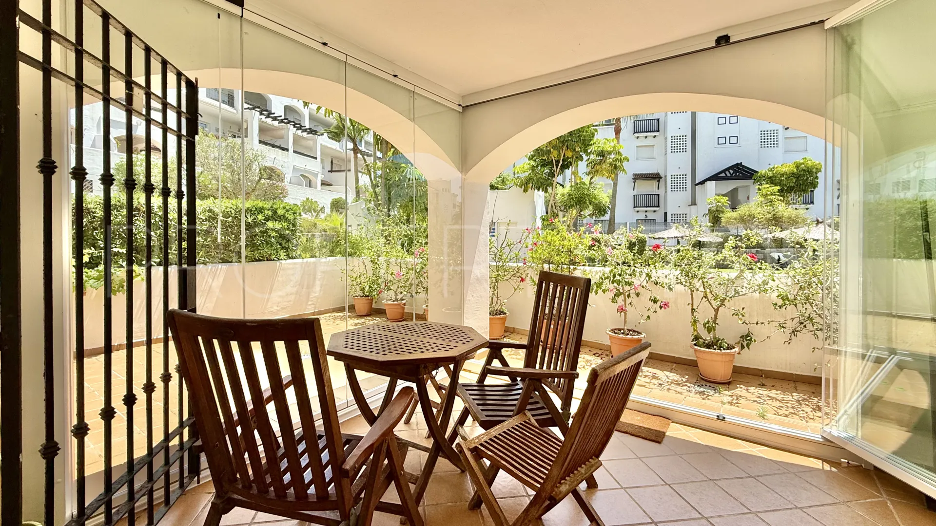 Apartamento de 2 dormitorios en venta en Sabinillas