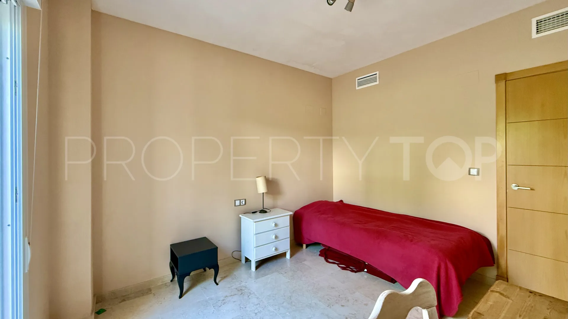 Apartamento de 2 dormitorios en venta en Sabinillas
