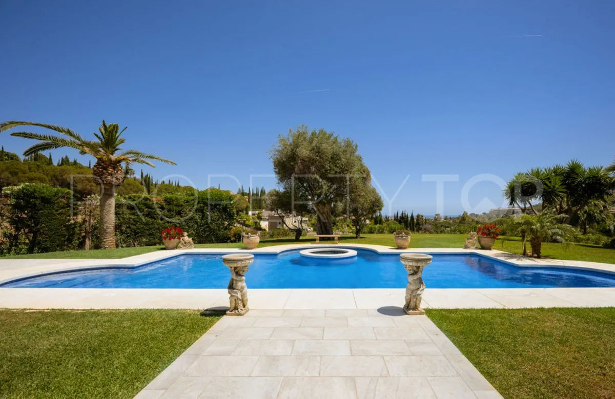 Villa en venta con 7 dormitorios en Nueva Andalucia