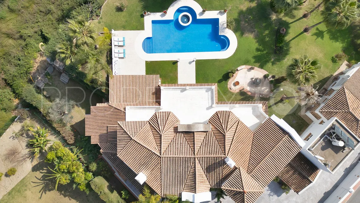 Villa en venta con 7 dormitorios en Nueva Andalucia