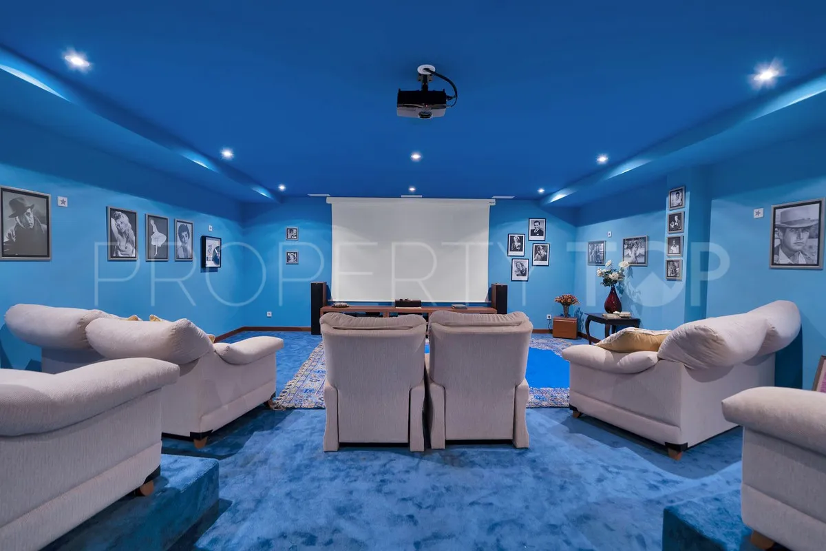 Villa en venta con 7 dormitorios en Nueva Andalucia