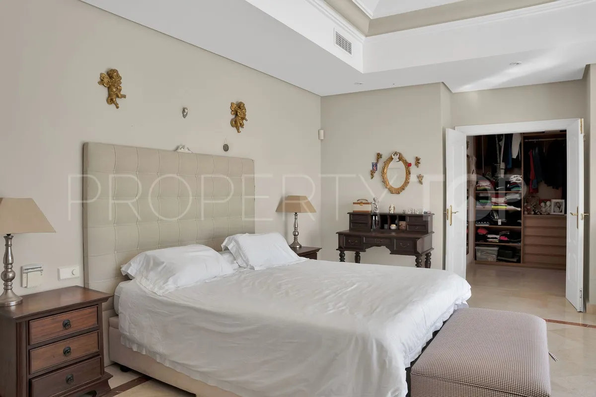 Villa en venta con 7 dormitorios en Nueva Andalucia