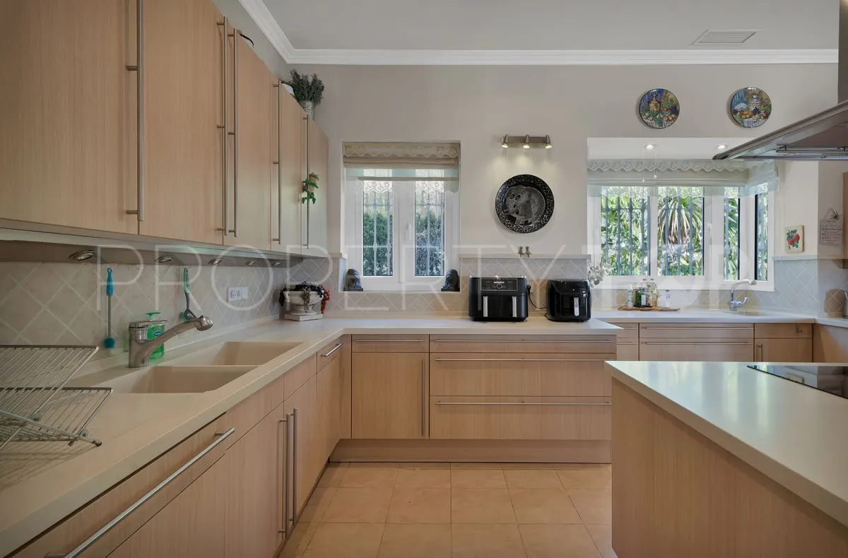 Villa en venta con 7 dormitorios en Nueva Andalucia