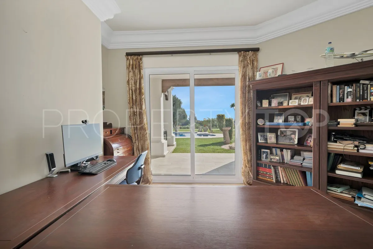 Villa en venta con 7 dormitorios en Nueva Andalucia
