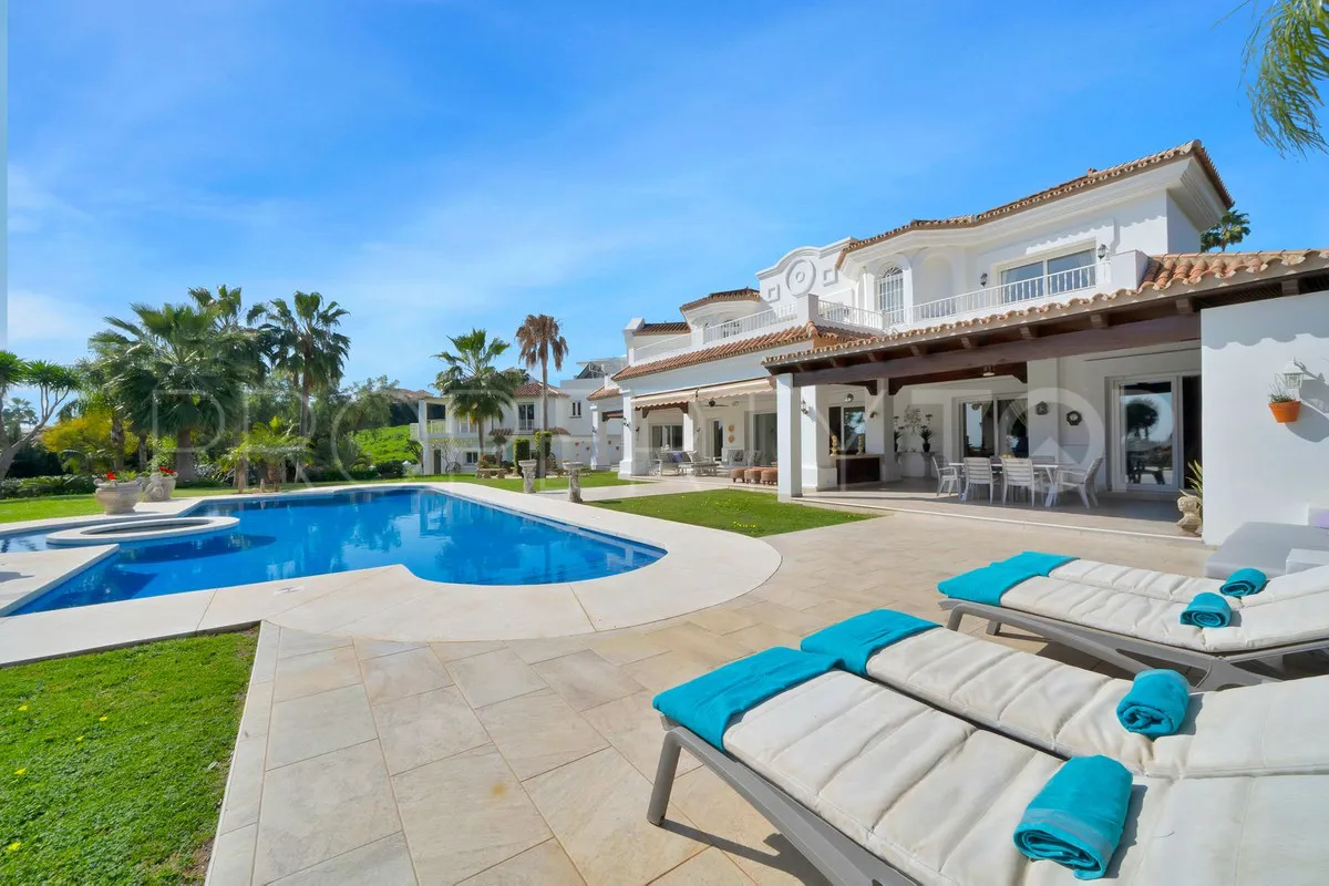 Villa en venta con 7 dormitorios en Nueva Andalucia