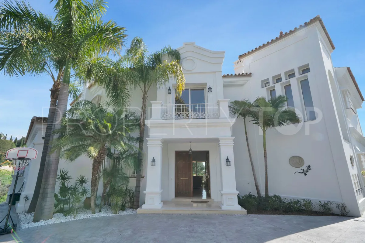 Villa en venta con 7 dormitorios en Nueva Andalucia