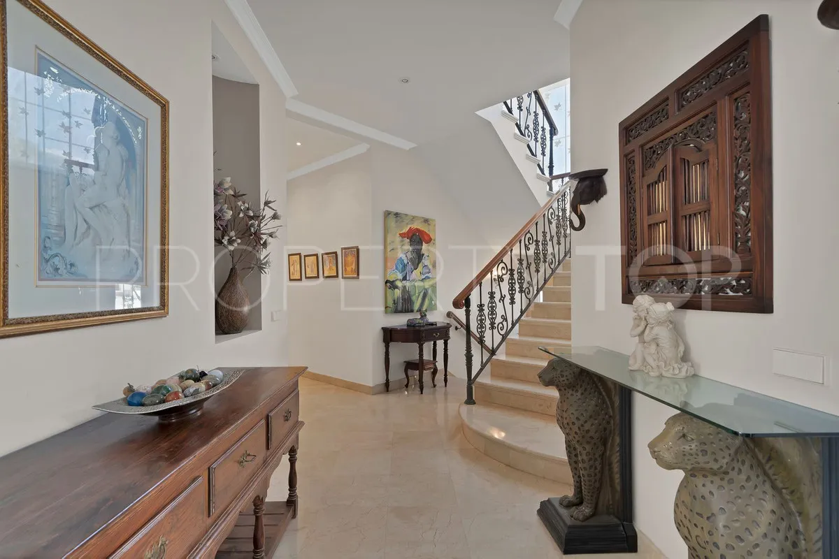 Villa en venta con 7 dormitorios en Nueva Andalucia
