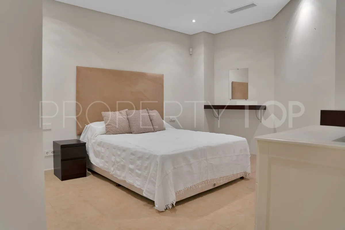 Villa en venta con 7 dormitorios en Nueva Andalucia