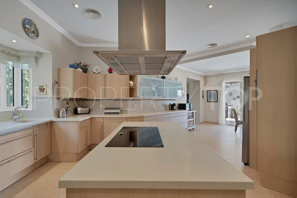 Villa en venta con 7 dormitorios en Nueva Andalucia