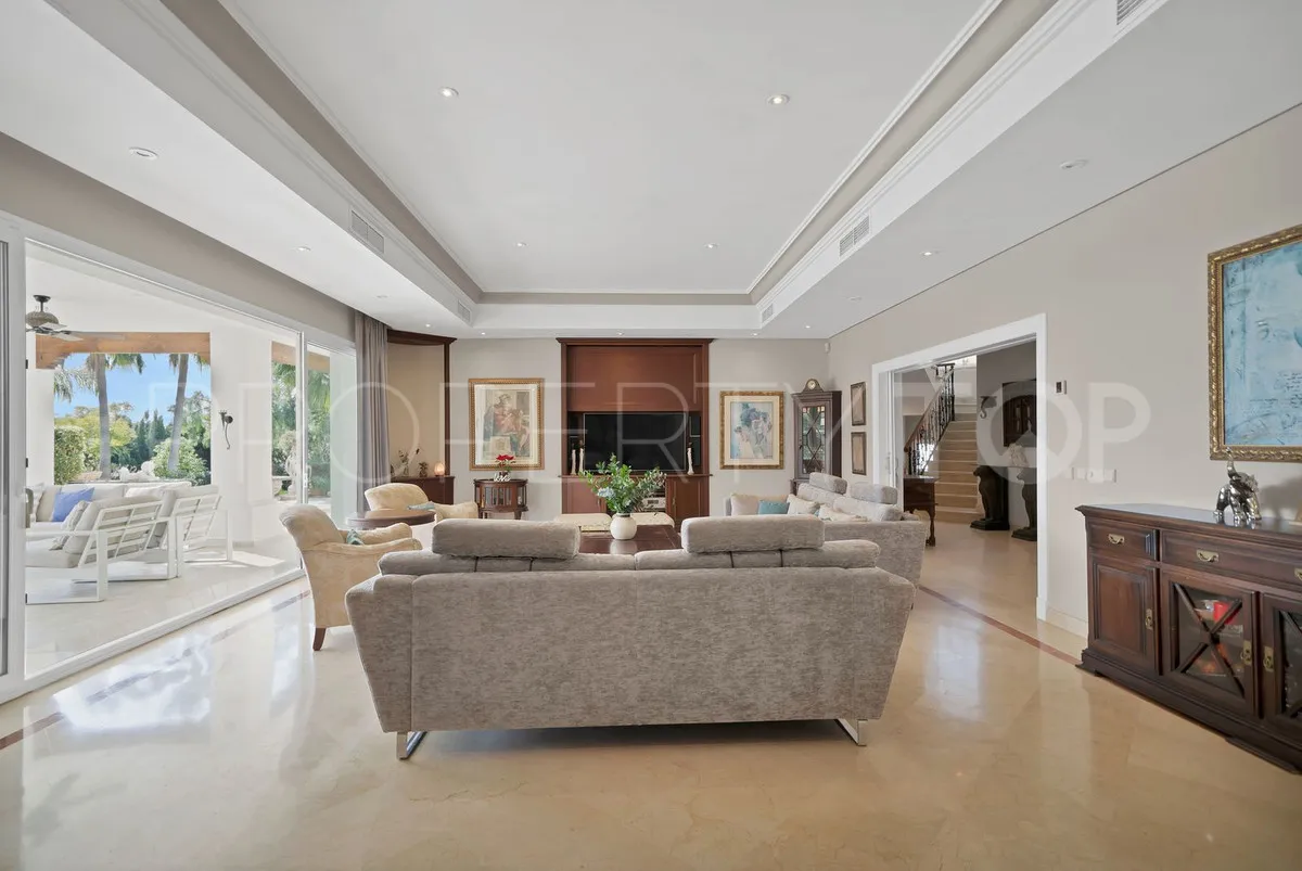 Villa en venta con 7 dormitorios en Nueva Andalucia
