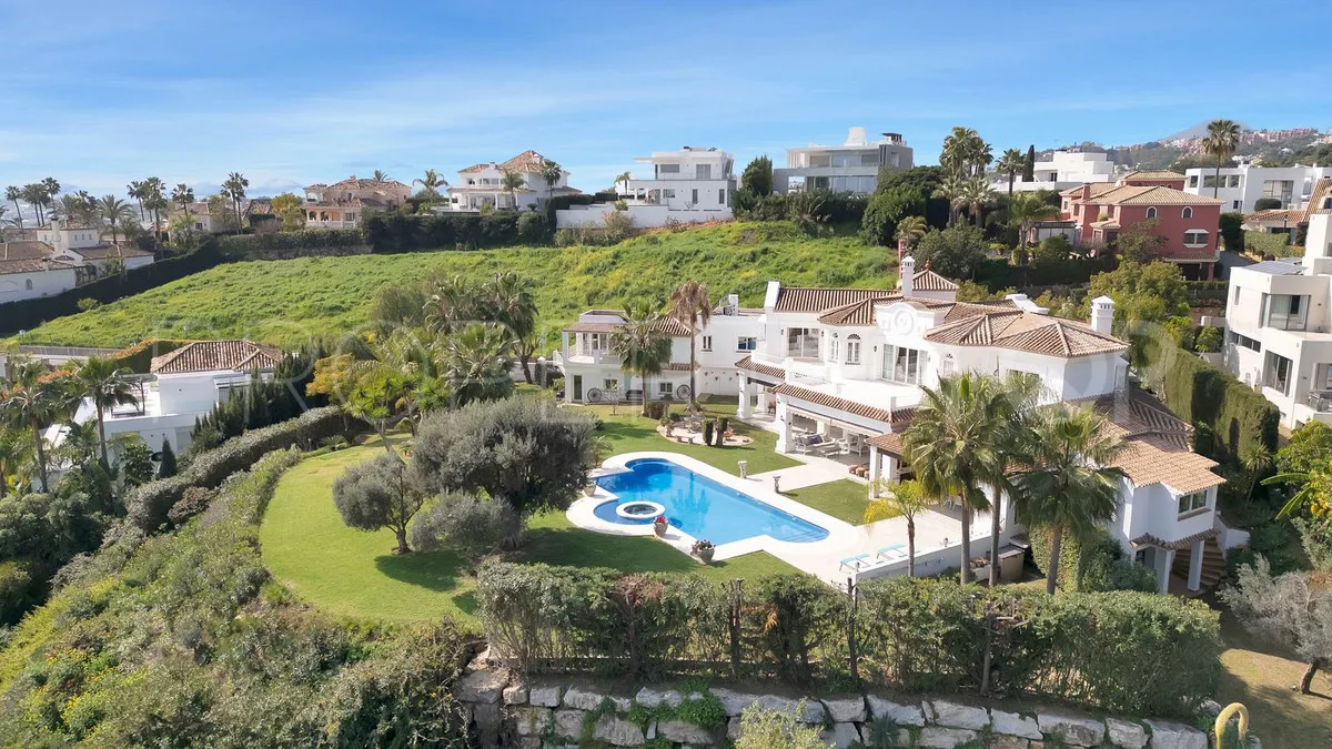 Villa en venta con 7 dormitorios en Nueva Andalucia