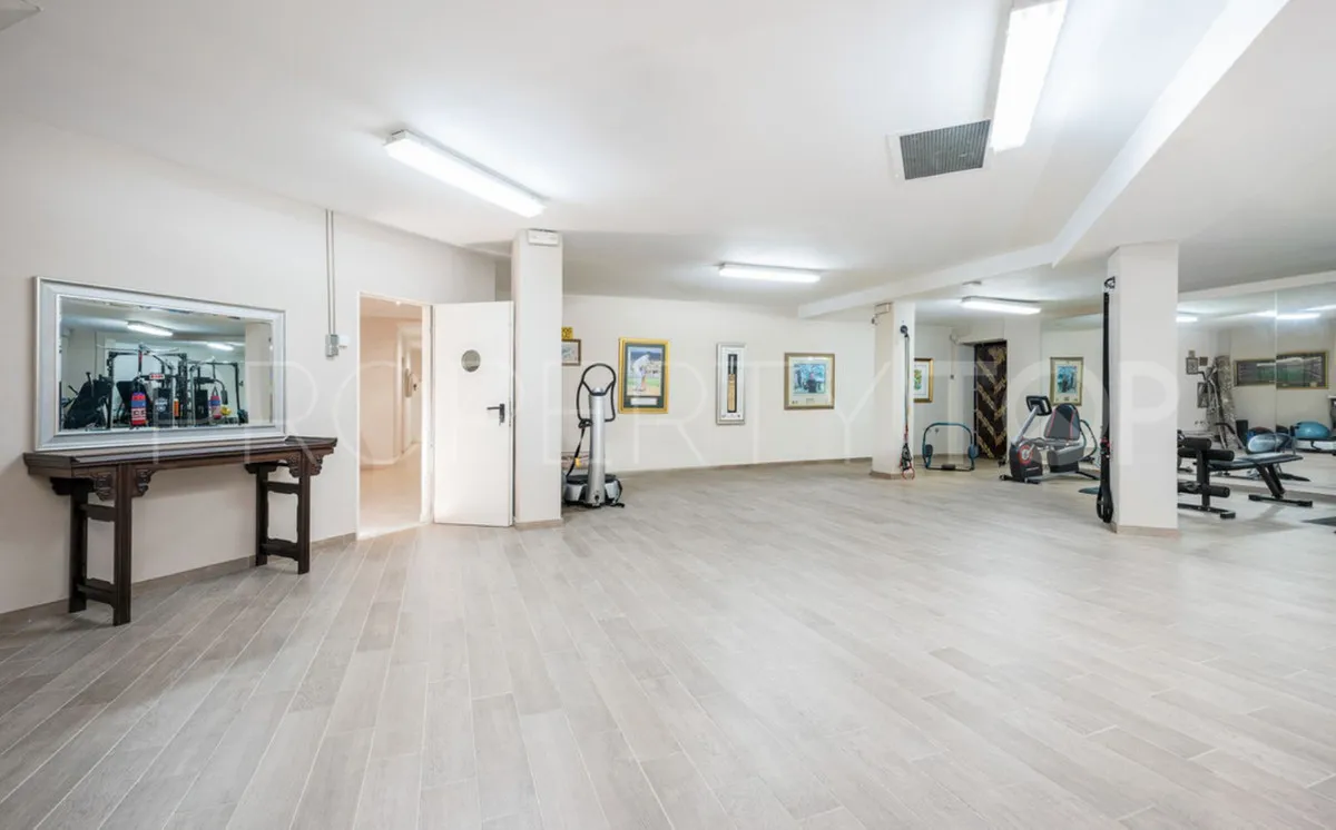 Villa en venta con 7 dormitorios en Nueva Andalucia