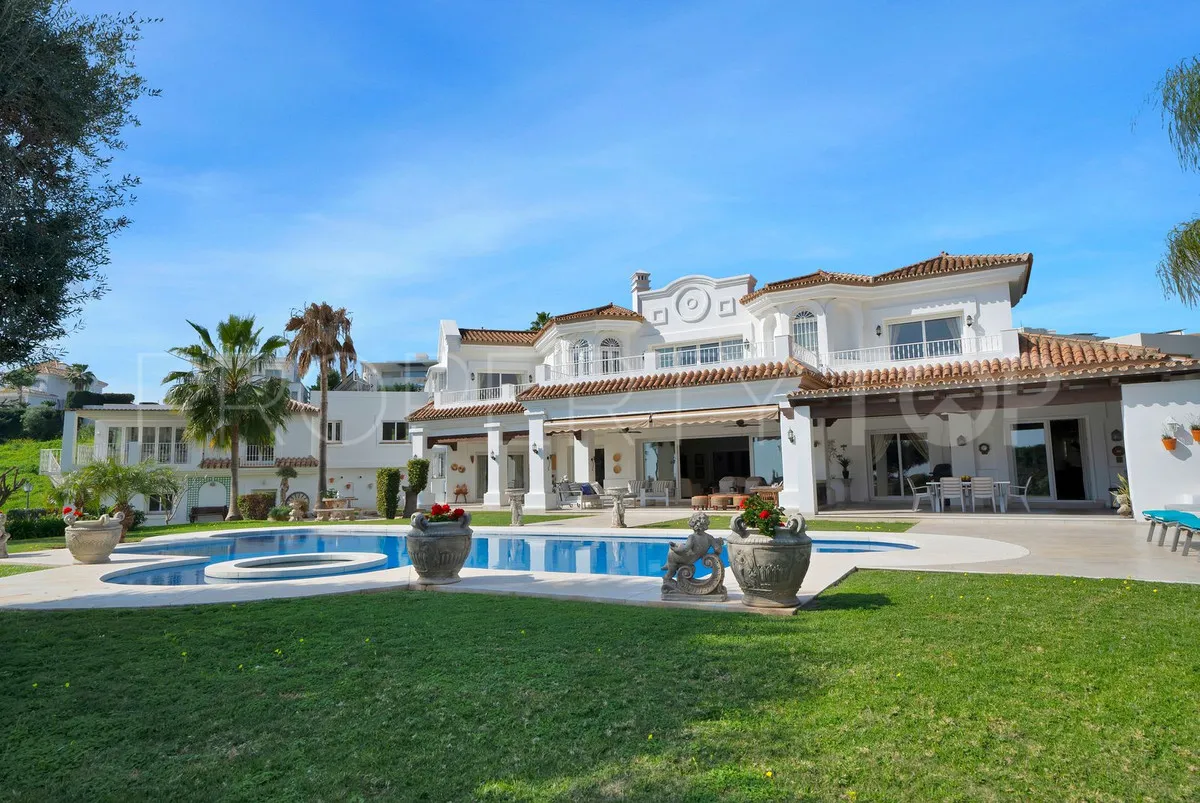 Villa en venta con 7 dormitorios en Nueva Andalucia