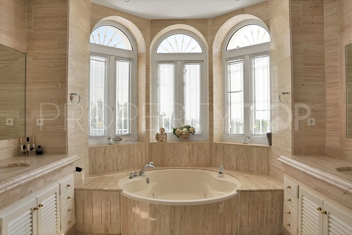 Villa en venta con 7 dormitorios en Nueva Andalucia