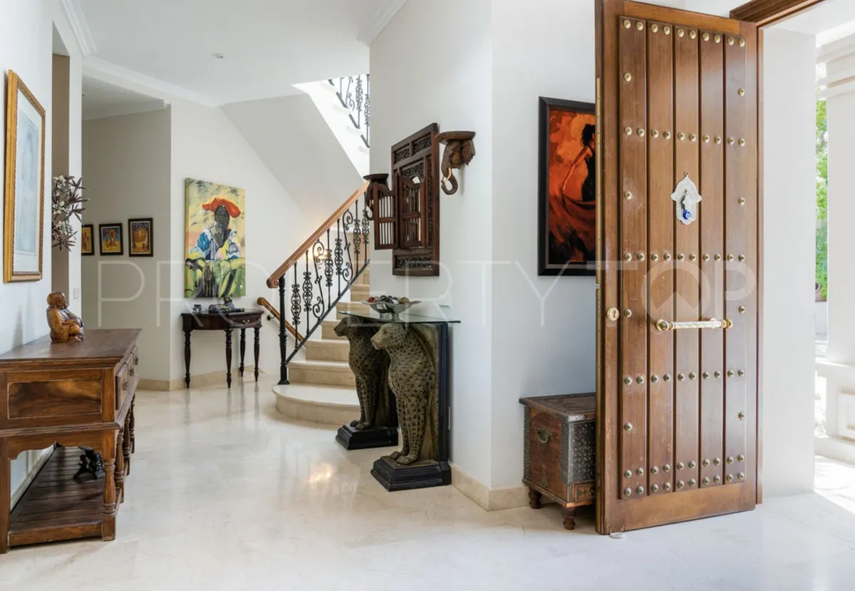 Villa en venta con 7 dormitorios en Nueva Andalucia
