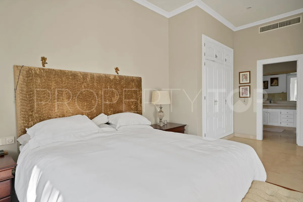 Villa en venta con 7 dormitorios en Nueva Andalucia
